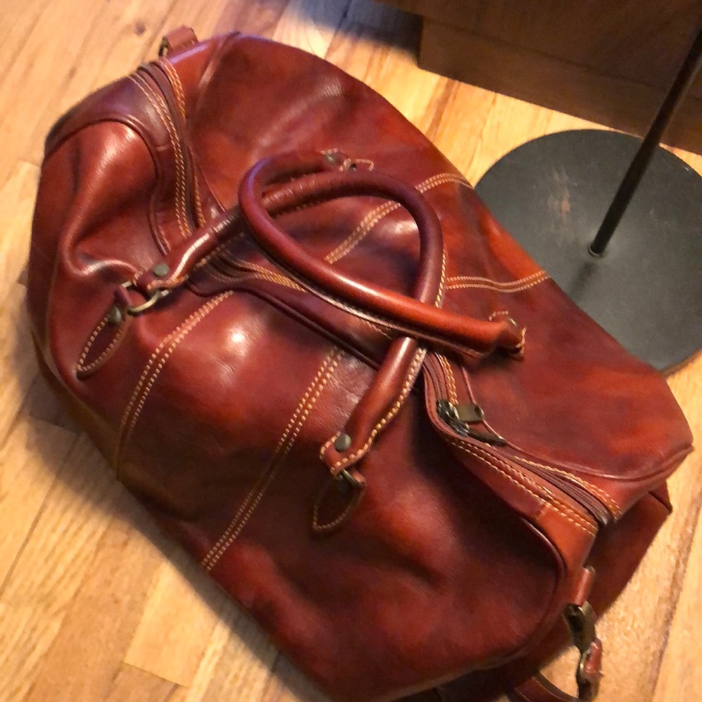 Leather duffel bag from Italy. Brand: Pelletterie. 25 years old. Never used.